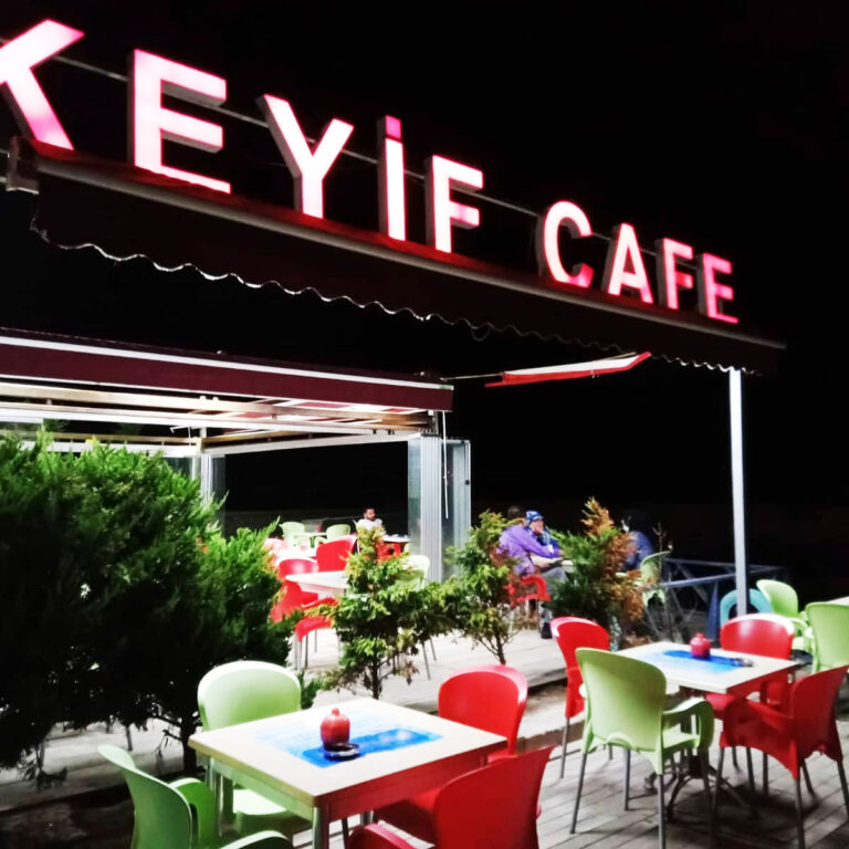 Keyif Kafe'de Bir Gece